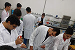 Engenharia  Civil realiza experimentos químicos em laboratórios
