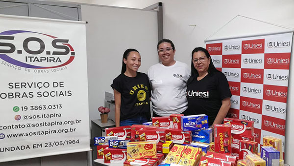 Alunos do UNIESI doam chocolates para o SOS em ação solidária