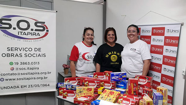 Alunos do UNIESI doam chocolates para o SOS em ação solidária