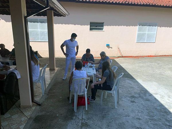 Alunos do curso de Fisioterapia realizam bingo no Lar Allan Kardec