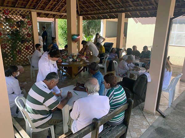 Alunos do curso de Fisioterapia realizam bingo no Lar Allan Kardec