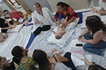 Alunos do Fisioterapia do UNIESI aprendem na prática “Shantala” em bebes